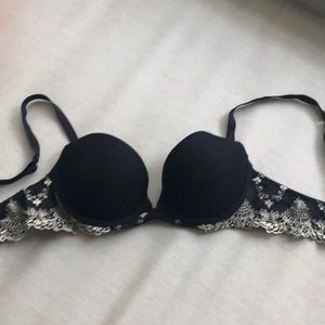 La Studio bra 32C black w contrasting embroidery